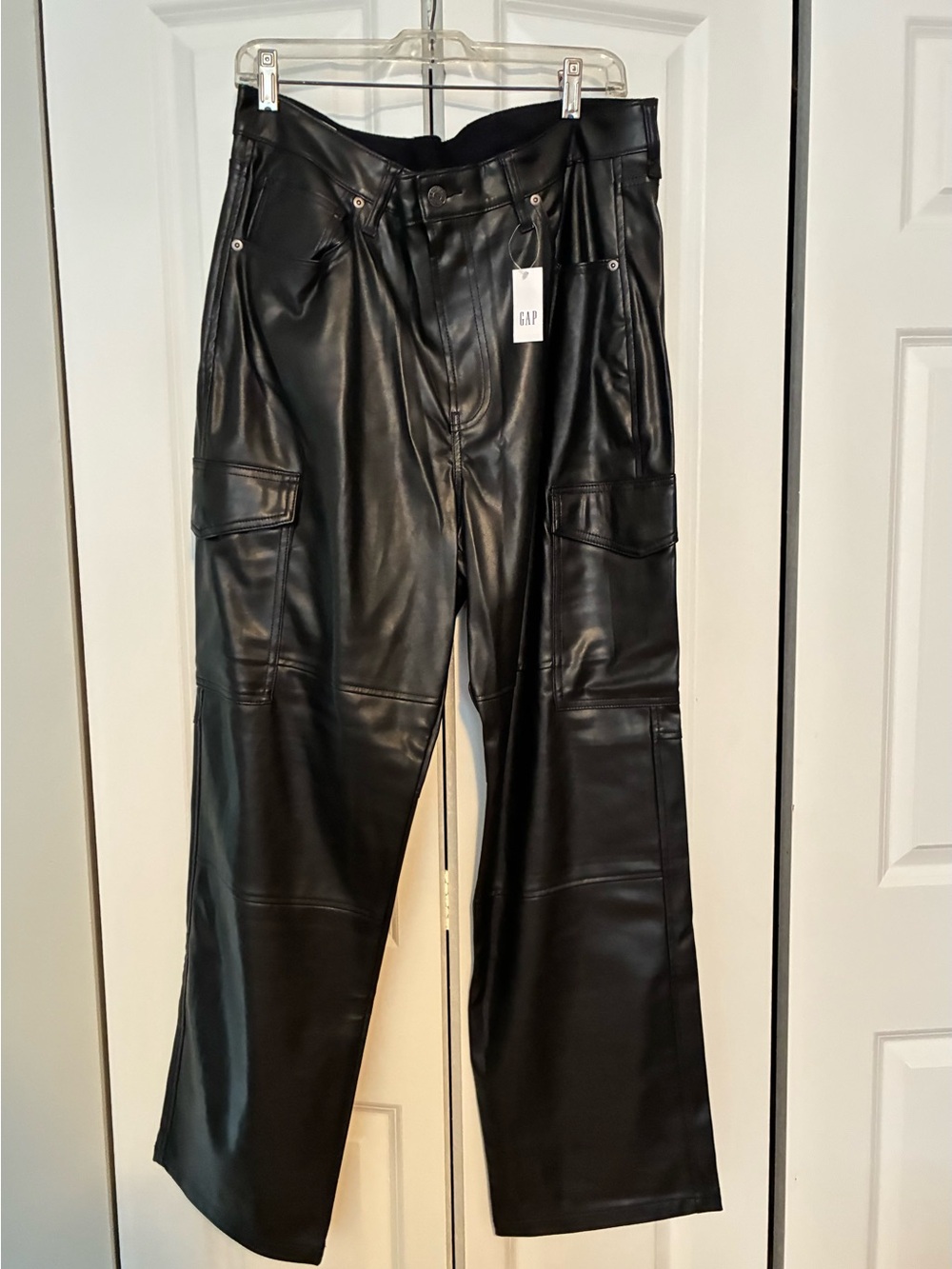 💃GAP Black Faux Leather Cargo-Style Pants•Sz33/16